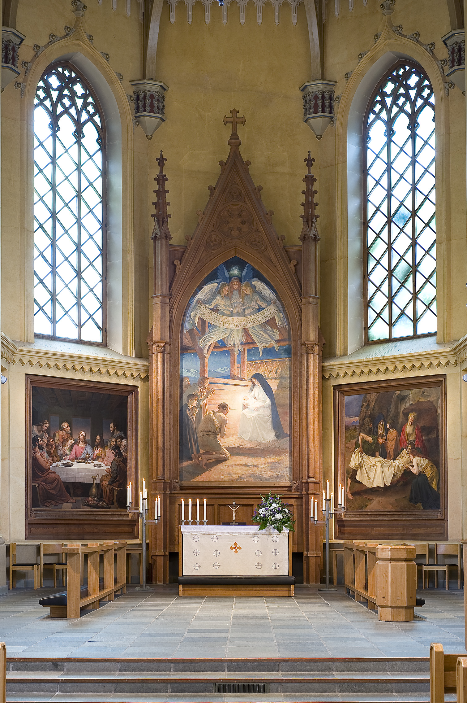 Altari, jossa kolme alttaritaulua.
