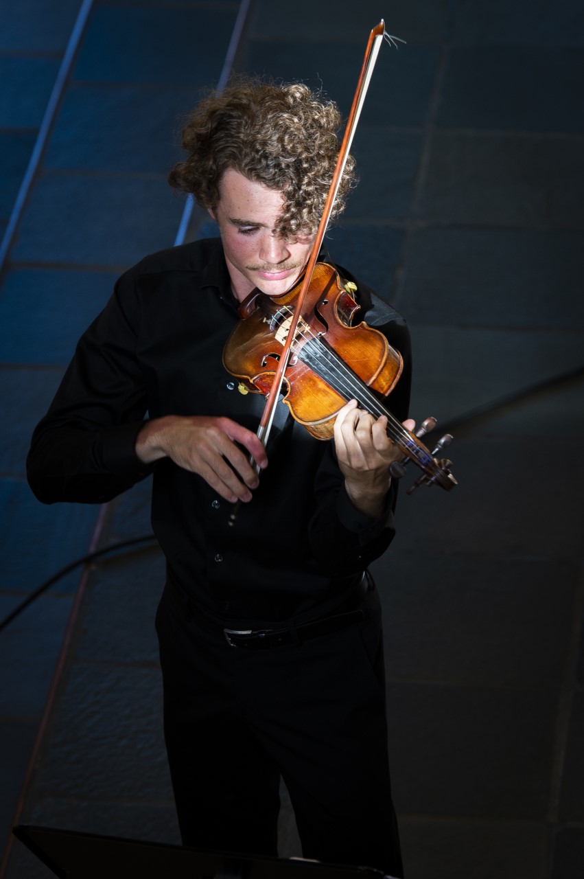 Albert Sahlström sottaa viulua.