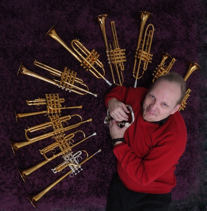 Jouko Harjanne ja monta trumpettia.