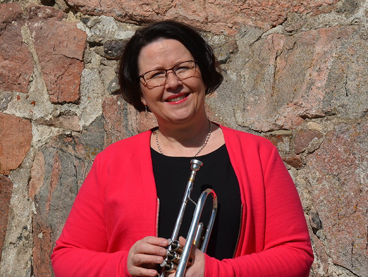Tarja Viitanen pitää trumpettia kädessään.