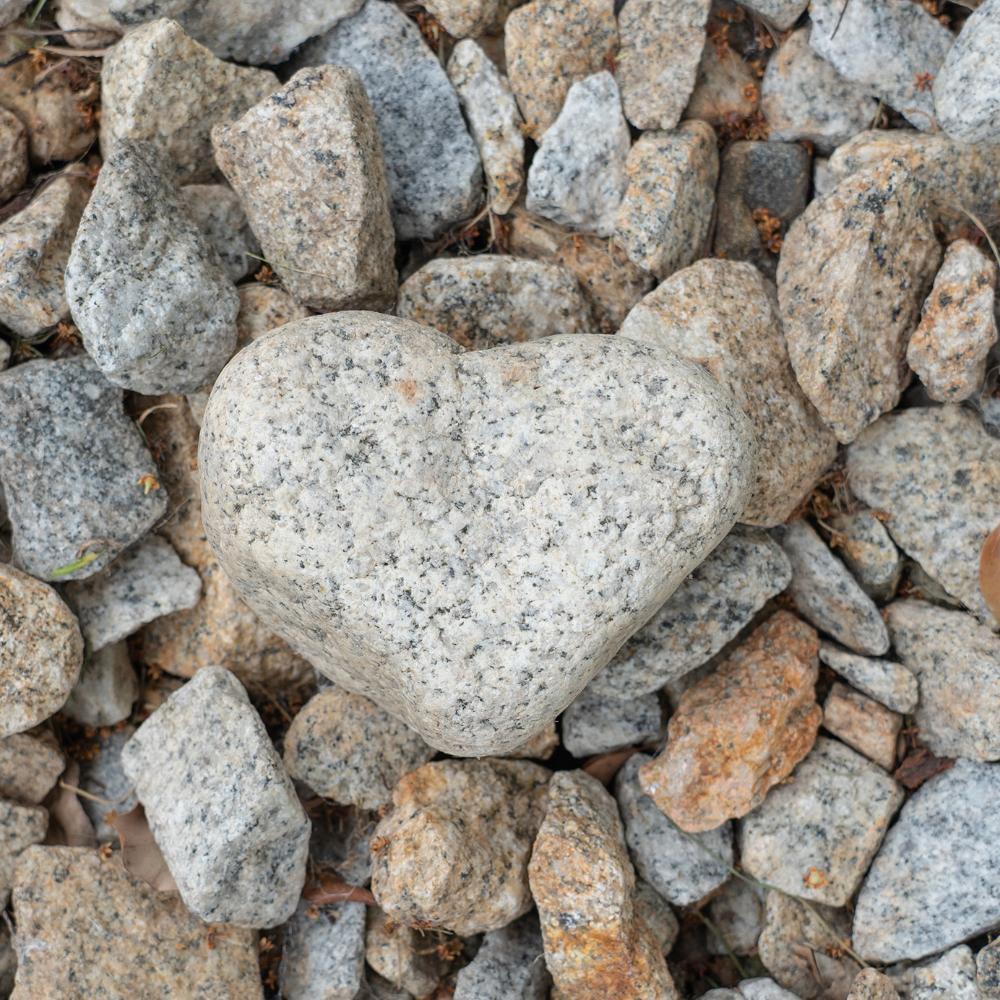 Sydänmuotoinen kivi ja muita kiviä.
