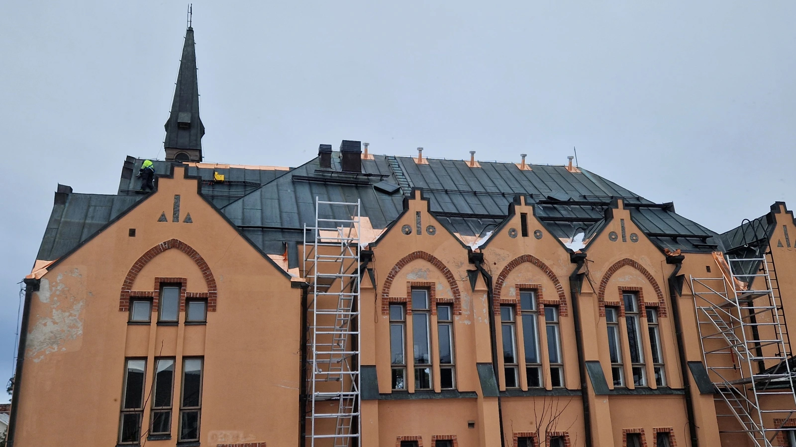 Lohenpunainen kirkko ja rakennustelineitä