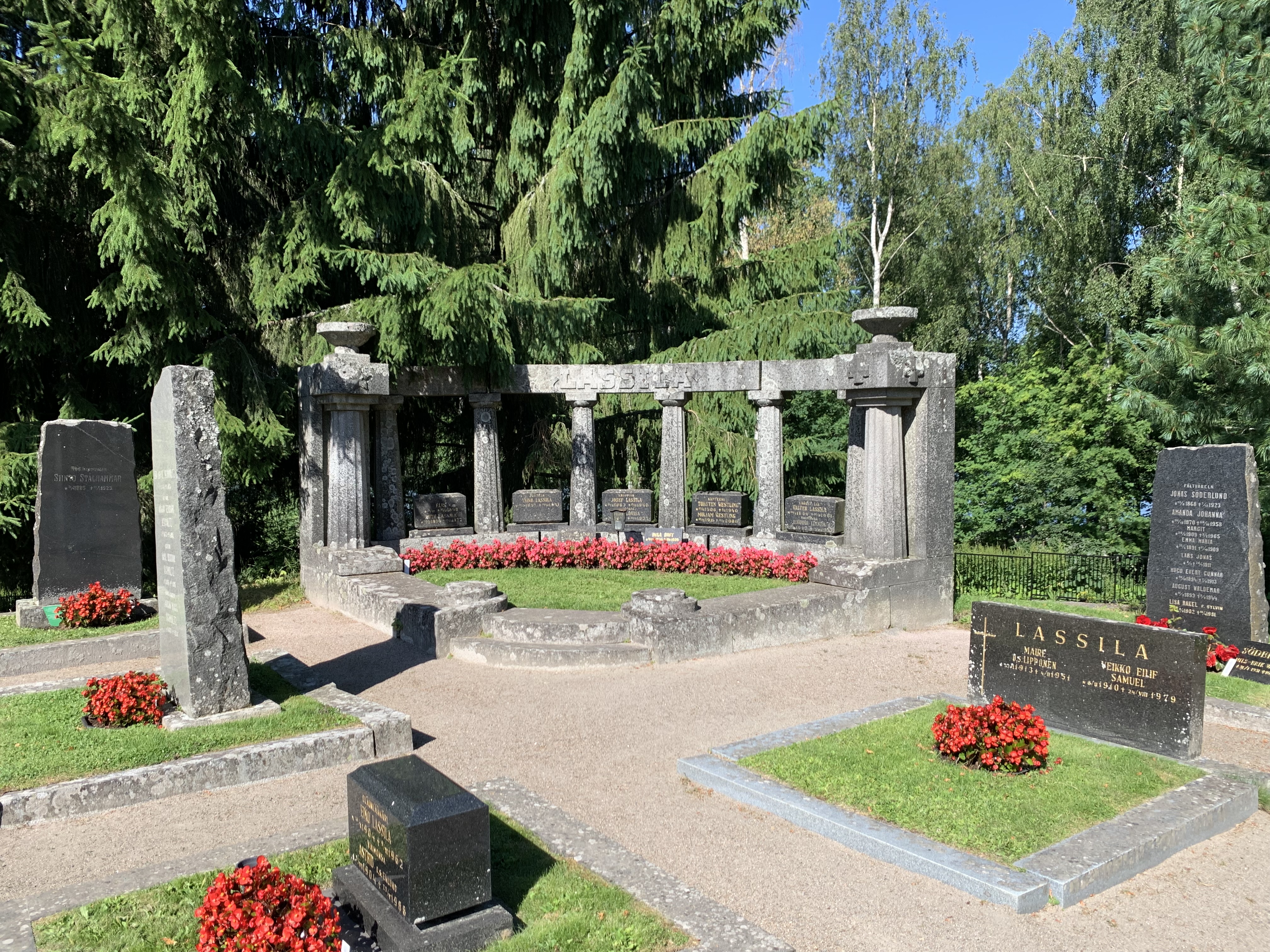 Hautoja hautausmaalla.