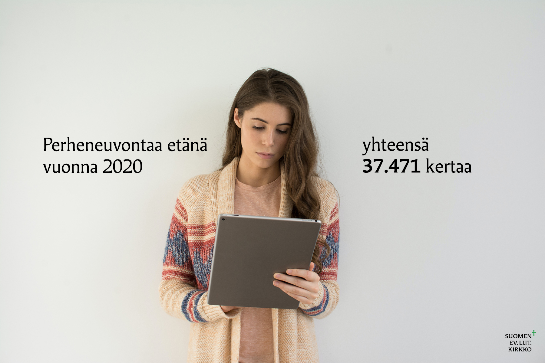 Naine seisoo tietokone sylissään. Teksti: Perheneuvontaa etänä vuonna 2020 yhteensä 37.471 kertaa.