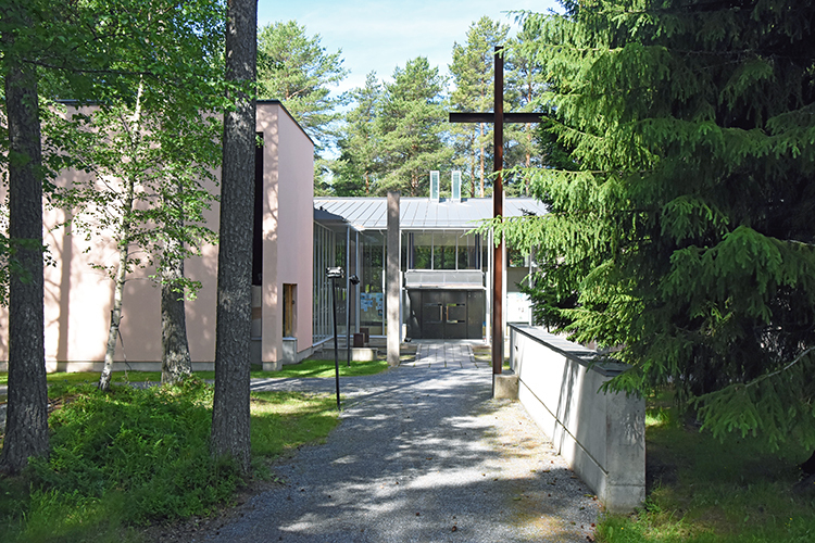 Gerbyyn seurakuntakodin sisäänkäynti, tie johtaa ovelle