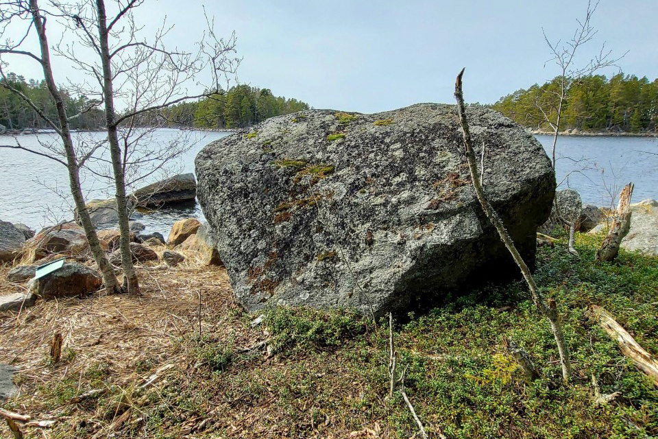 Iso kivi rannalla.