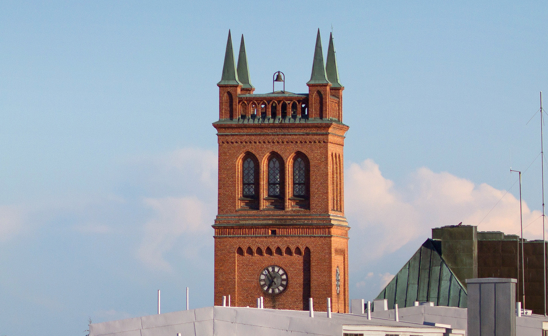 Kirkon torni jossa kirkon kellot.