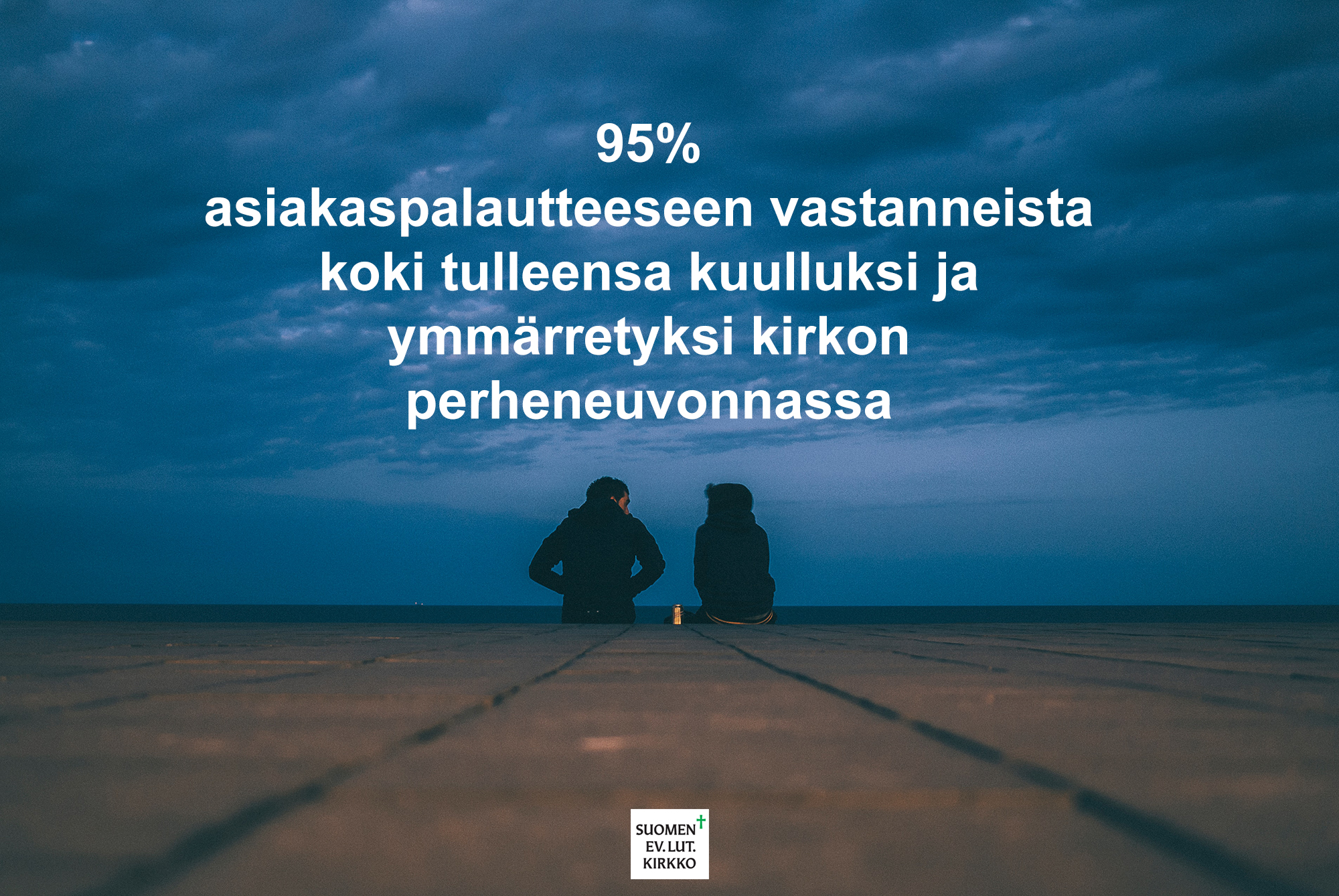 Pari istuu laiturilla. Teksti: Asiakaspalautteeseen vastanneista asiakkaista yli 95 % koki tulleensa kuullu...