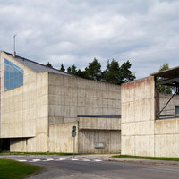 Huutoniemen kirkko Kirkko rakennettu isoista sementtipaloista