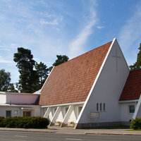 Vetokannaksen kirkko Kolmionmuotoinen valkoinen kirkko, jossa punainen tiilikatto