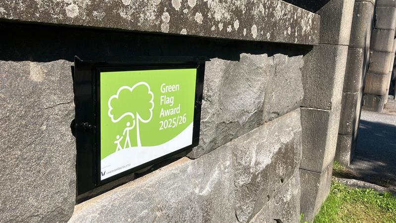 Vihreä kyltti tekstillä Green flag award 2025/26.
